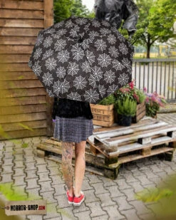 Schwarzer Regenschirm Mit Spinnweben Als Motiv -Karneval-Universe gothic regenschirm mit spinnweben motiv gothic umbrella with spiderwebs motiv gothic modeaccessoire 54837 04